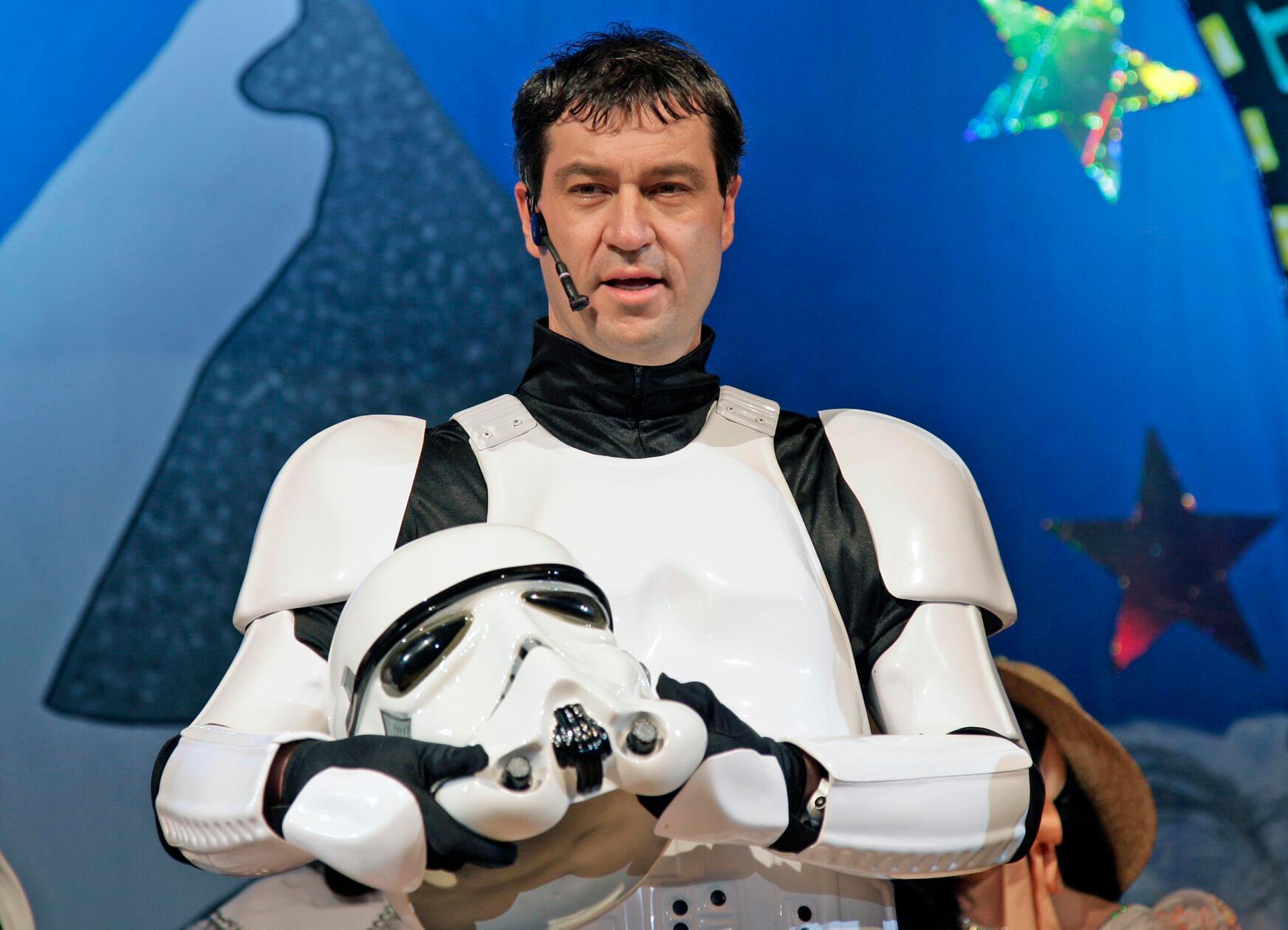 Ein fanatischer Trekkie darf ausnahmsweise auch mal zum Star-Wars Kostüm greifen. Als Stormtrooper Supreme erschien Söder 2010 beim Altweiberfasching der Nürnberger Faschingsgesellschaft "Die Kratzbärschten".