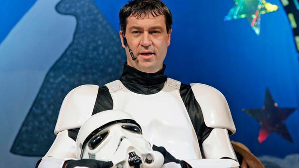 Ein fanatischer Trekkie darf ausnahmsweise auch mal zum Star-Wars Kostüm greifen. Als Stormtrooper Supreme erschien Söder 2010 beim Altweiberfasching der Nürnberger Faschingsgesellschaft "Die Kratzbärschten".