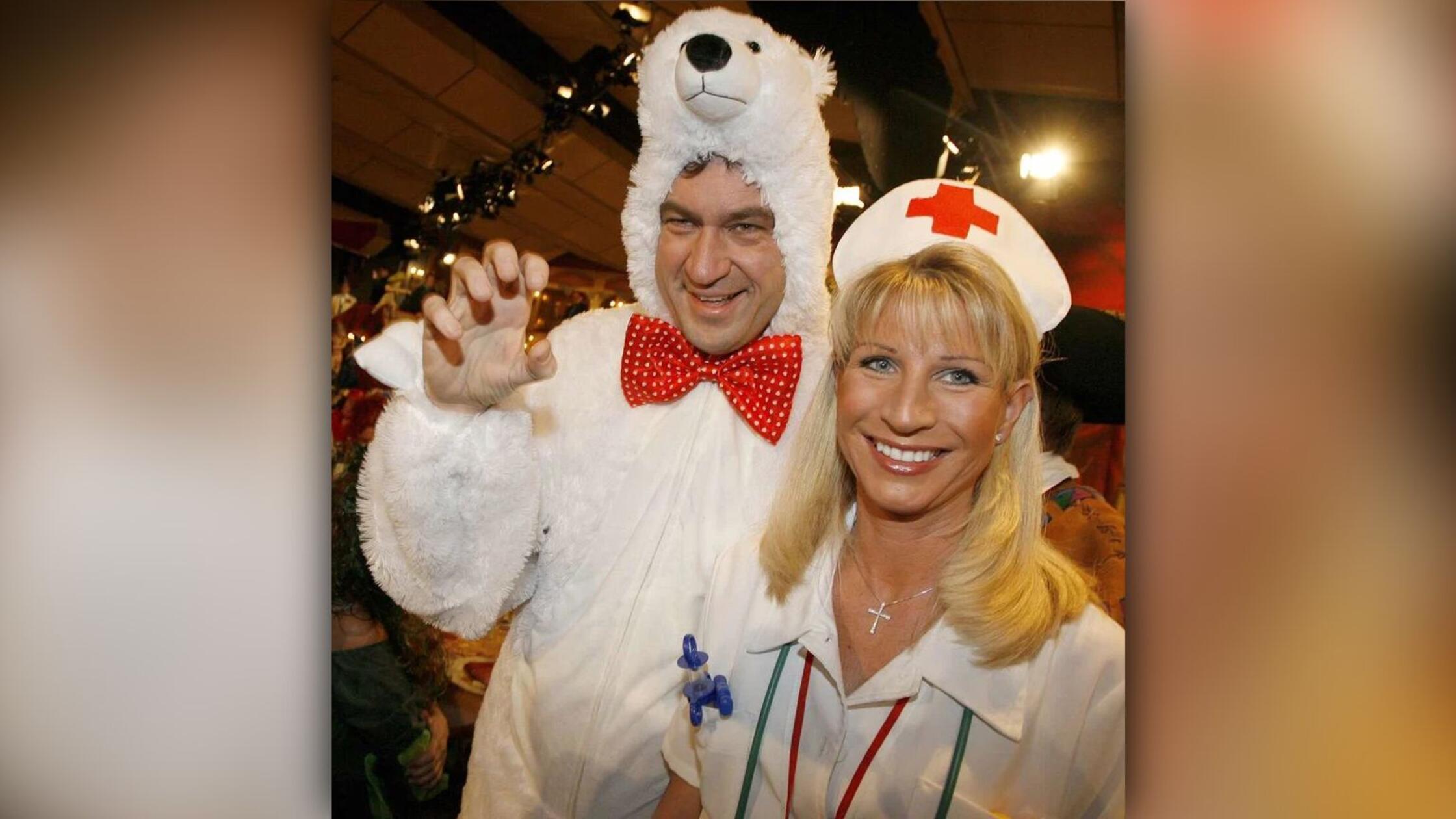 Karin Baumüller-Söder kommt 2009 als Krankenschwester in der Not für ihren offenbar verletzten Eisbären Markus zur Faschingsnacht.