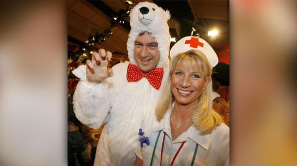 Karin Baumüller-Söder kommt 2009 als Krankenschwester in der Not für ihren offenbar verletzten Eisbären Markus zur Faschingsnacht.