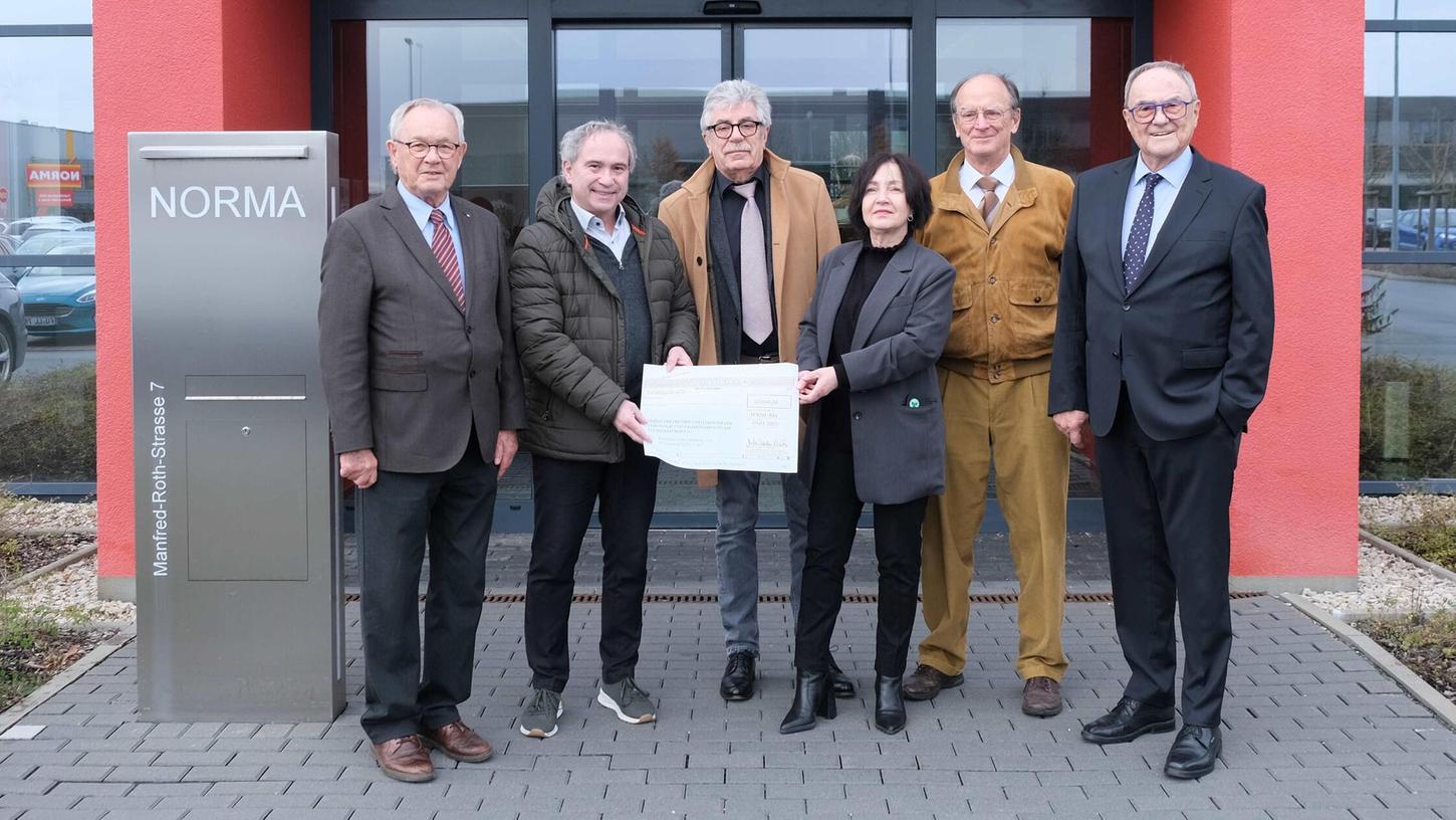 Die Vertreter des Fördervereins Onkologie und Palliativmedizin, Dr. Michael Fink (2. v. r.), der erste Vorsitzender, Herbert Steinbrecher (M.) und der zweite Vorsitzender, Clemens Bloß (2. v. l.), waren gemeinsam mit Susanne Kramer (3. v. r.), Pressesprecherin der Stadt Fürth, vor Ort, um den Spendenscheck entgegenzunehmen, den Stiftungsvorstand Wilhelm Polster (l.) und Stiftungsrat Klaus Teichmann (r.) überreichten. Die Vertreter des Fördervereins Onkologie und Palliativmedizin, Dr. Michael Fink (2. v. r.), der erste Vorsitzender, Herbert Steinbrecher (M.) und der zweite Vorsitzender, Clemens Bloß (2. v. l.), waren gemeinsam mit Susanne Kramer (3. v. r.), Pressesprecherin der Stadt Fürth, vor Ort, um den Spendenscheck entgegenzunehmen, den Stiftungsvorstand Wilhelm Polster (l.) und Stiftungsrat Klaus Teichmann (r.) überreichten.