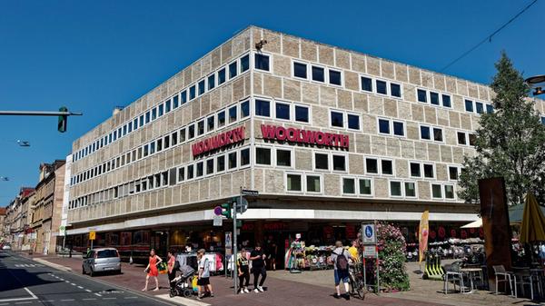 Fassade eines Marktes der Handelskette Woolworth i