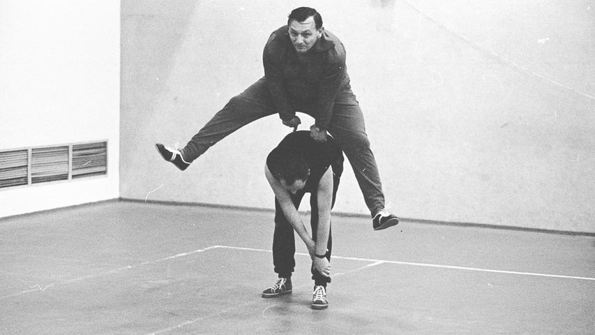 Heimliche Wünsche einiger Nürnberger Stadträte erfüllten sich 1965 in der Halle des SC 04 Maxvorstadt. An diesem Ort konnten sich die Parteien wöchentlich wie im Flug übereinander hinwegsetzen, wenn auch nur beim Bocksprung. Auf unserem Bild hüpft gerade CSU-Stadtrat Georg Holzbauer über SPD-Stadtrat Rolph Mader. Über alle feindlichen Lager hinweg hatte sich ein kleiner Frühsport-Club gebildet, der jeden Dienstag um 7:30 Uhr auf das Kommando eines Turnlehrers in Schwung gebracht wurde. Vier Wochen trainierten die Stadtväter heimlich, ehe sie sich zum ersten Mal bei ihrer Frühgymnastik von Vertretern der Presse zuschauen und fotografieren ließen. Heimliche Wünsche einiger Nürnberger Stadträte erfüllten sich 1965 in der Halle des SC 04 Maxvorstadt. An diesem Ort konnten sich die Parteien wöchentlich wie im Flug übereinander hinwegsetzen, wenn auch nur beim Bocksprung. Auf unserem Bild hüpft gerade CSU-Stadtrat Georg Holzbauer über SPD-Stadtrat Rolph Mader. Über alle feindlichen Lager hinweg hatte sich ein kleiner Frühsport-Club gebildet, der jeden Dienstag um 7:30 Uhr auf das Kommando eines Turnlehrers in Schwung gebracht wurde. Vier Wochen trainierten die Stadtväter heimlich, ehe sie sich zum ersten Mal bei ihrer Frühgymnastik von Vertretern der Presse zuschauen und fotografieren ließen.