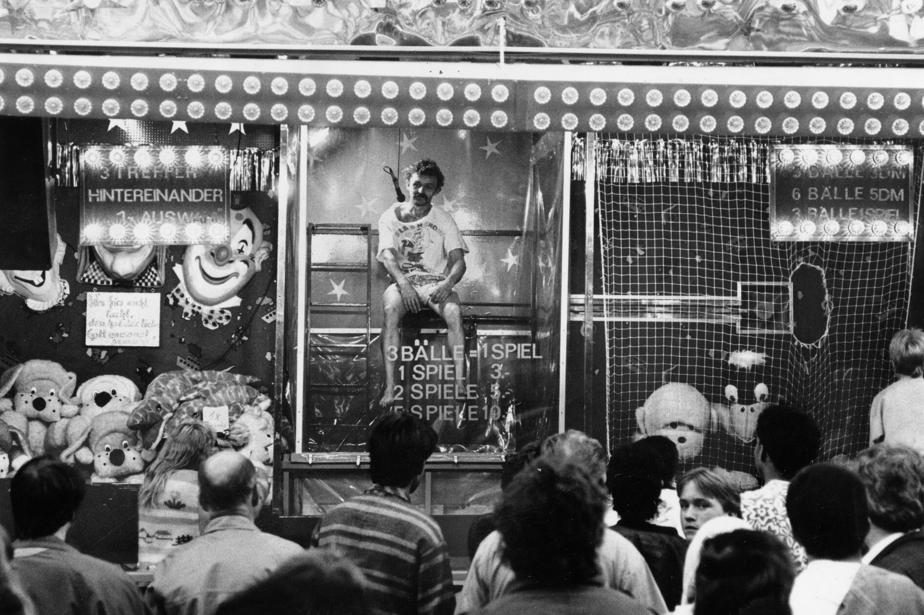 „Hier sitzt Deutschlands schönster Mann!“ Mit frechen Sprüchen wie diesem animierte Bernhard Lück im Jahre 1990 Besucher der Fürther Kirchweih zur Teilnahme an seiner „Splash-Show“. Zunächst waren die Fürther nämlich noch etwas zögerlich, einen hilflos im beheizten Plexiglas-Kasten sitzenden Menschen einfach „abzuschießen“. Ein zielgenauer Treffer mit dem Ball auf eine rosa Scheibe ließ die Plattform, auf der der 32-jährige saß, nach unten klappen und beförderte ihn ins 36 Grad warme Wasser. Einen Preis gab es für erfolgreiche Werfer natürlich auch.