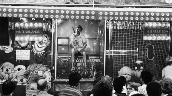 „Hier sitzt Deutschlands schönster Mann!“ Mit frechen Sprüchen wie diesem animierte Bernhard Lück im Jahre 1990 Besucher der Fürther Kirchweih zur Teilnahme an seiner „Splash-Show“. Zunächst waren die Fürther nämlich noch etwas zögerlich, einen hilflos im beheizten Plexiglas-Kasten sitzenden Menschen einfach „abzuschießen“. Ein zielgenauer Treffer mit dem Ball auf eine rosa Scheibe ließ die Plattform, auf der der 32-jährige saß, nach unten klappen und beförderte ihn ins 36 Grad warme Wasser. Einen Preis gab es für erfolgreiche Werfer natürlich auch.