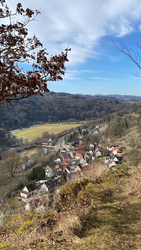 Blick vom Wachtfelsen in Artelshofen. Im Hintergrund ist die Burg Hohenstein zu sehen.