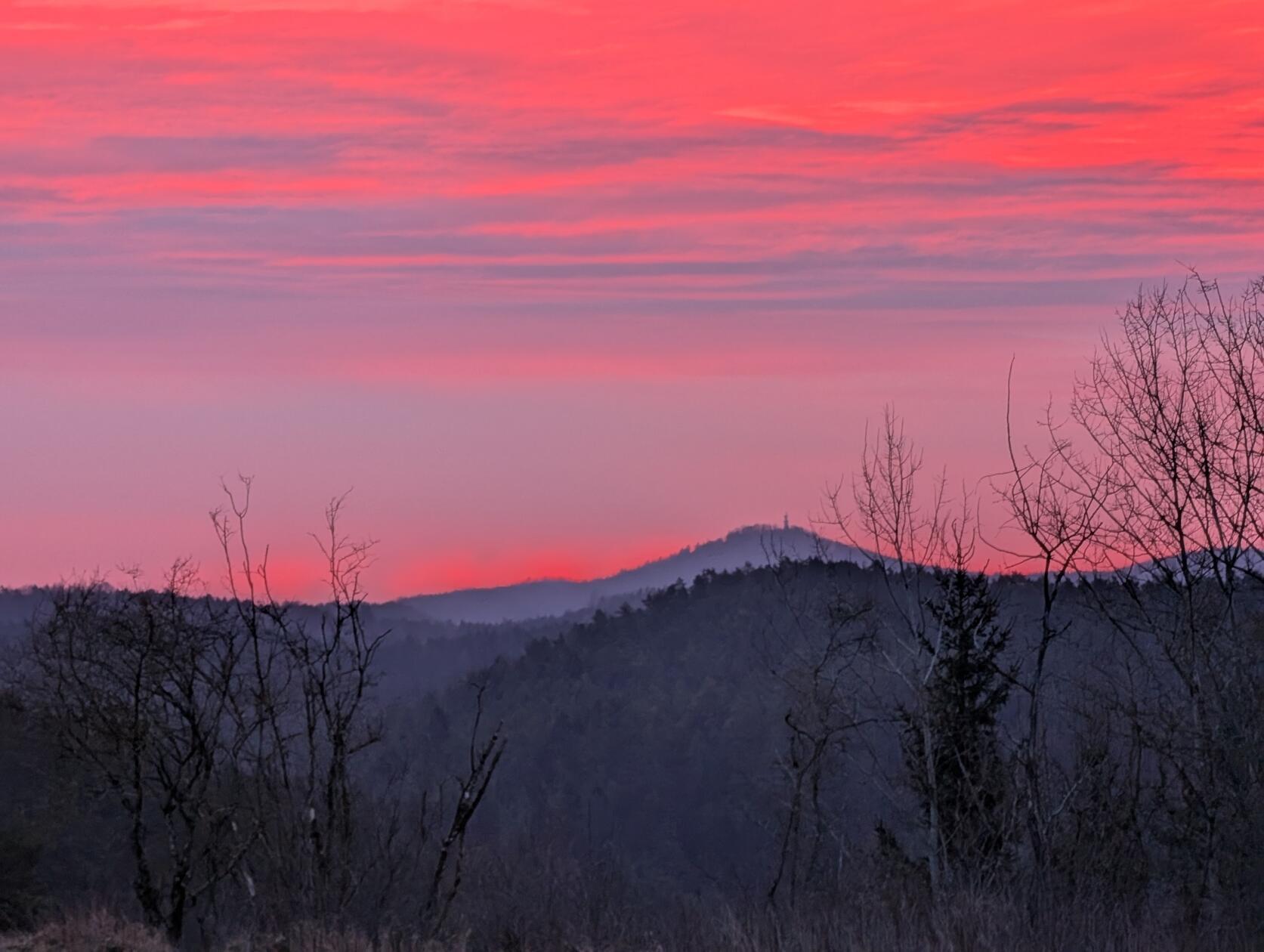 Blick aus dem Garten unserer Leserfotografin in Velden auf den Ossinger bei Königstein.