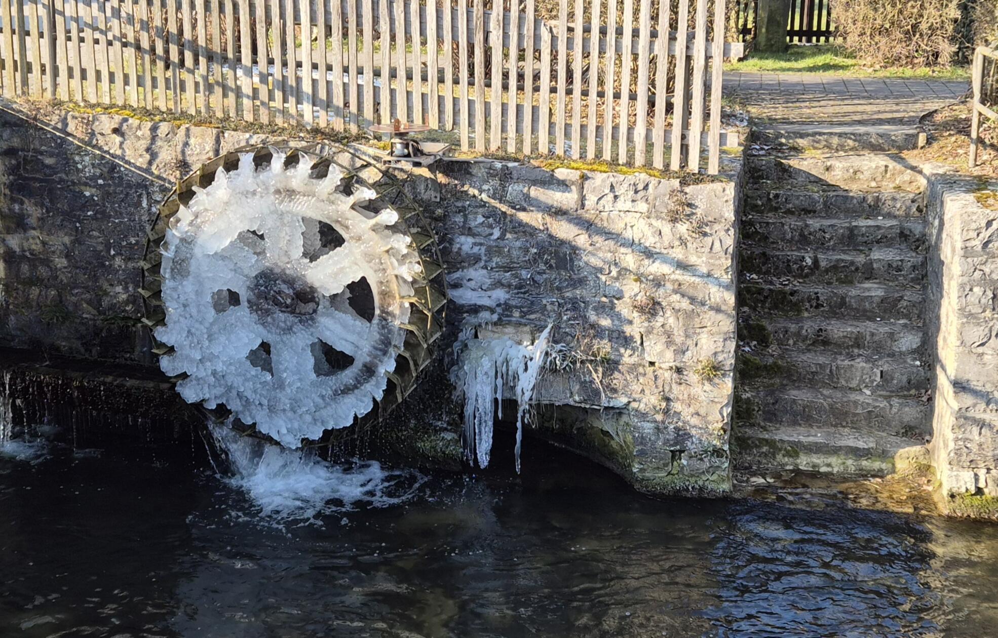 Vereistes Mühlrad in Happurg.
