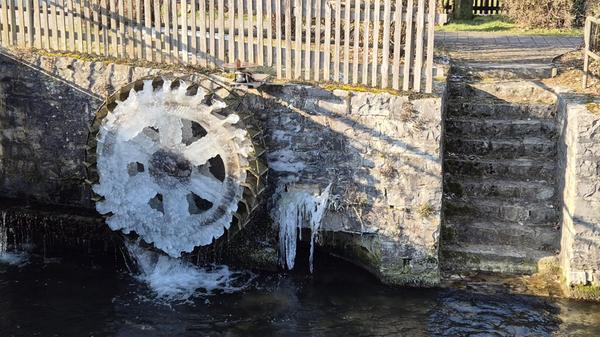 Vereistes Mühlrad in Happurg.