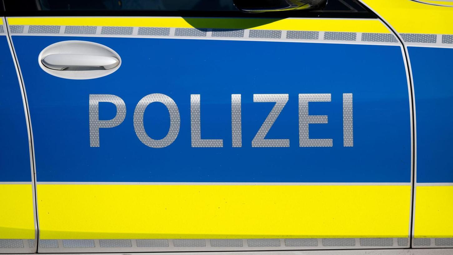 Die Polizei ermittelt: Ein unbekannter Autofahrer ist einer Schülerin über den Fuß gefahren. Die Polizei ermittelt: Ein unbekannter Autofahrer ist einer Schülerin über den Fuß gefahren.