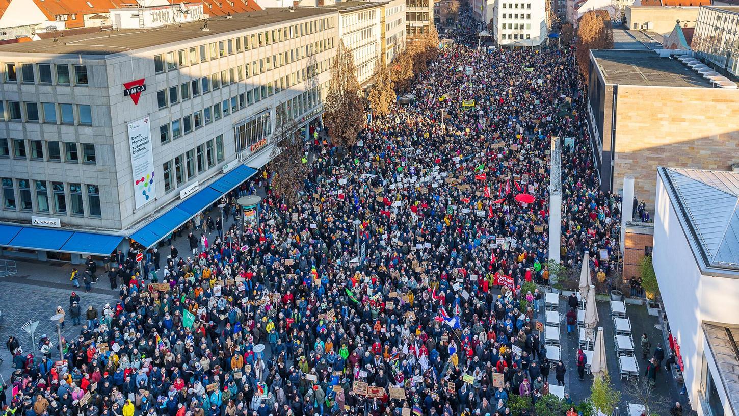 Am Kornmarkt wird immer wieder demonstriert - unser Bild zeigt die Demo gegen Rassismus Anfang Februar. Das Nürnberger Bündnis Nazistopp organisiert dort nun am 23. Februar eine Kundgebung unter dem Motto "Rechtsrutsch und trotzdem da - Wahlparty der Antifa!". Am Kornmarkt wird immer wieder demonstriert - unser Bild zeigt die Demo gegen Rassismus Anfang Februar. Das Nürnberger Bündnis Nazistopp organisiert dort nun am 23. Februar eine Kundgebung unter dem Motto "Rechtsrutsch und trotzdem da - Wahlparty der Antifa!".