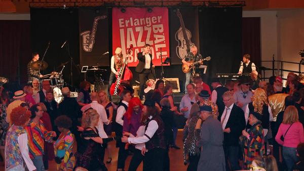Freundinnen und Freunde des gepflegten Feierns und Tanzens können sich am Samstag, 22. Februar, in Schale werfen und im Redoutensaal, in Erlangen walzen, steppen und twisten. Ab 18.30 Uhr steigt dort der Jazzbandball , dort laufen zum einen in der Arena 1 Jazz, Blues, Dixie und Rock'n'Roll, zum anderen können die Gäste in der Arena 2 zu Salsa, Bachata und Merengue tanzen. Vor Ort spielen zwei Live-Bands. Tickets für die Veranstaltung gibt es ohne Sitzplatz für 12 Euro, ein Kombi-Ticket mit Sitzplatz gibt es ab 35 Euro.