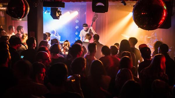 Nonnen, Sträflinge, Katzen sowie andere kreative Verkleidungen finden sich am Samstag, 22. Februar, in der MUZ wieder. Die Prijatelji (Freunde) Band heizt mit Violine, Mandoline, Schlagzeug, Gitarren und einer Mischung aus Indie und Folk den Balkan der Meute ein. Ab 0 Uhr legt DJ Kavaboy im Club auf. Tickets für die Balkansfaschingsparty gibt es im Vorverkauf ab 17,50 Euro.