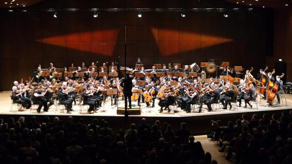 Um Liebe und Freiheit dreht es sich am Samstag, 22. Februar, auf dem Winterkonzert der Philharmonie Erlangen . Das fünfsätzige programmatische Werk schrieb der hoffnungslos verliebte Komponist, um seiner angebeteten Dame zu imponieren. Es entführt die Zuhörerinnen und Zuhörer zu einem Ball, aufs Land, auf einen Richtplatz und endet schließlich in einem grotesken Hexensabbat. Das Konzert steigt ab 20 Uhr in der Heinrich-Lades-Halle. Der Eintritt der Veranstaltung kostet 17 Euro.