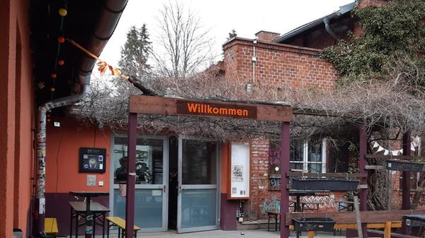Am Wahlsonntag, 23. Februar, das Team der Desi, in Nürnberg ein "Public Screaming" . Gemeinsam mit anderen kann dort jede und jeder ab 18 Uhr kommen, um den Wahlausgang nicht allein zu erleben. Vor Ort gibt es Getränke und einen gemeinsamen Austausch.