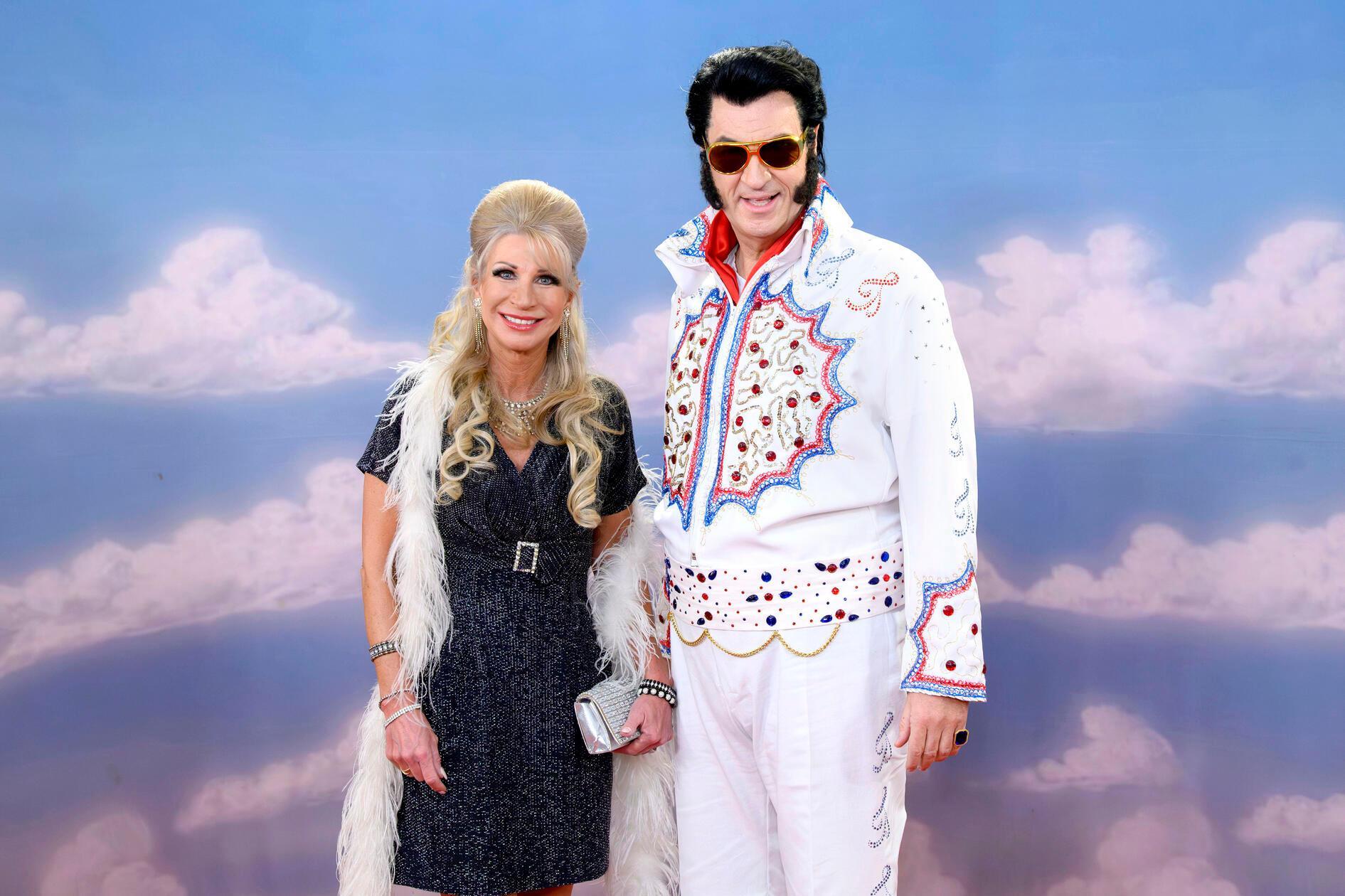 Im glänzenden Elvis-Outfit rockte Markus Söder 2025 die Fastnacht in Franken, Hüftschwung inklusive. An seiner Seite: seine Frau, die den King of Rock'n'Roll stilecht begleitet.