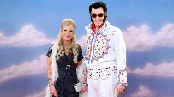 Im glänzenden Elvis-Outfit rockte Markus Söder 2025 die Fastnacht in Franken, Hüftschwung inklusive. An seiner Seite: seine Frau, die den King of Rock'n'Roll stilecht begleitet.