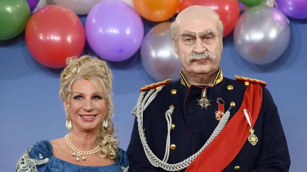 2024 verkleidete sich Ministerpräsident Markus Söder als Reichskanzler Otto von Bismarck. Stramm und gerade posiert Söder zusammen mit seiner Ehefrau Karin Baumüller-Söder bei "Fastnacht in Franken".