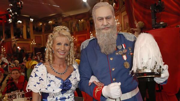 Dafür legt Söder im Jahr 2018 wieder einen großen Auftritt hin. Als Prinzregent Luitpold von Bayern posiert er neben seiner Ehefrau, verkleidet als Frau Auguste Ferdinande.