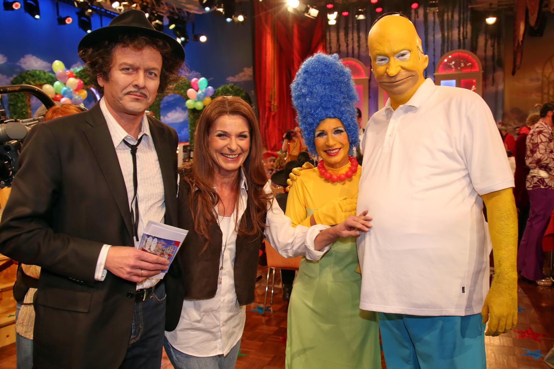 Zum 30-jährigen Jubiläum von "Fastnacht in Franken" hat sich Markus Söder zusammen mit seiner Frau etwas ganz besonderes überlegt: Das Ehepaar ist 2017 als Marge und Homer Simpson erschienen. Da konnten sich auch der damalige Oberbürgermeister Ulrich Maly und seine Frau Petra ein Schmunzeln nicht verkneifen.
