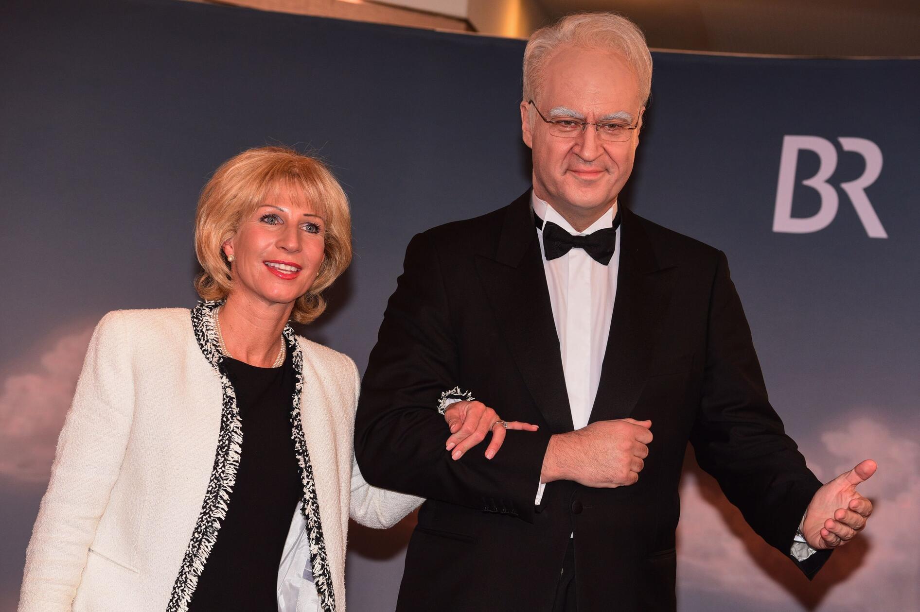 Im Jahr 2016 kommt Söder verkleidet als Edmund Stoiber zur "Fastnacht in Franken" nach Veitshöchheim. Begleitet wurde der damalige Finanzminister von seiner Frau Karin.