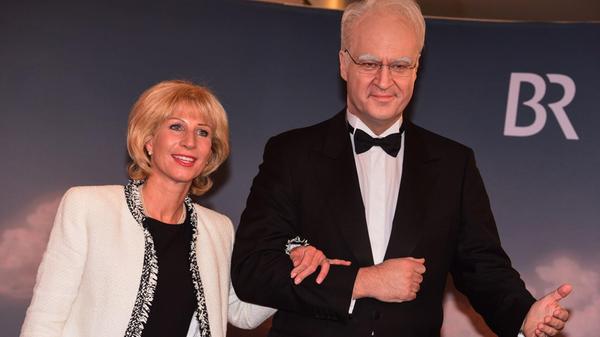 Im Jahr 2016 kommt Söder verkleidet als Edmund Stoiber zur "Fastnacht in Franken" nach Veitshöchheim. Begleitet wurde der damalige Finanzminister von seiner Frau Karin.