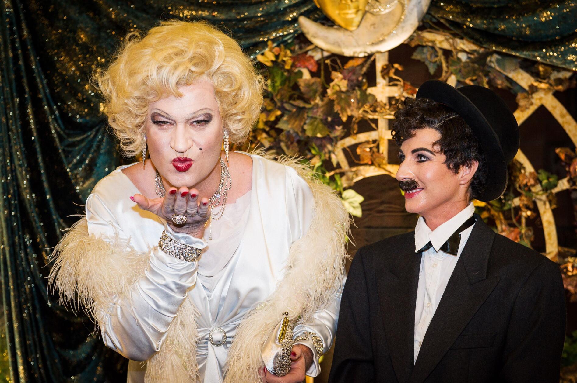 Im Marilyn-Monroe-Look wirft Markus Söder 2013 kokett einen Kuss in die Kamera, während Ehefrau Karin, als Charlie Chaplin ihn mit verliebtem Blick anschmachtet.