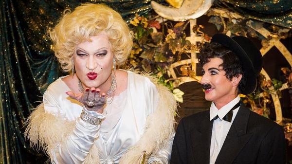 Im Marilyn-Monroe-Look wirft Markus Söder 2013 kokett einen Kuss in die Kamera, während Ehefrau Karin, als Charlie Chaplin ihn mit verliebtem Blick anschmachtet.