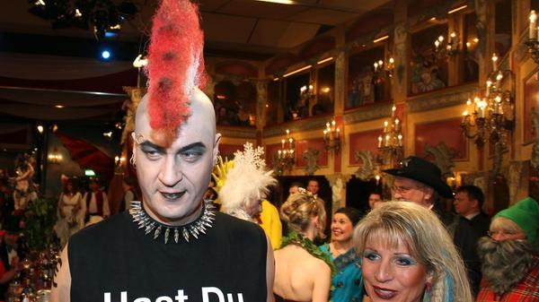 Eine rote Irokesenfrisur, Spike-Halsband und Piercings im Gesicht: So wild bekommt man Markus Söder nur an Fasching zu Gesicht. Verkleidet als Punk besucht er zusammen mit seiner Frau 2012 die "Fastnacht in Franken".