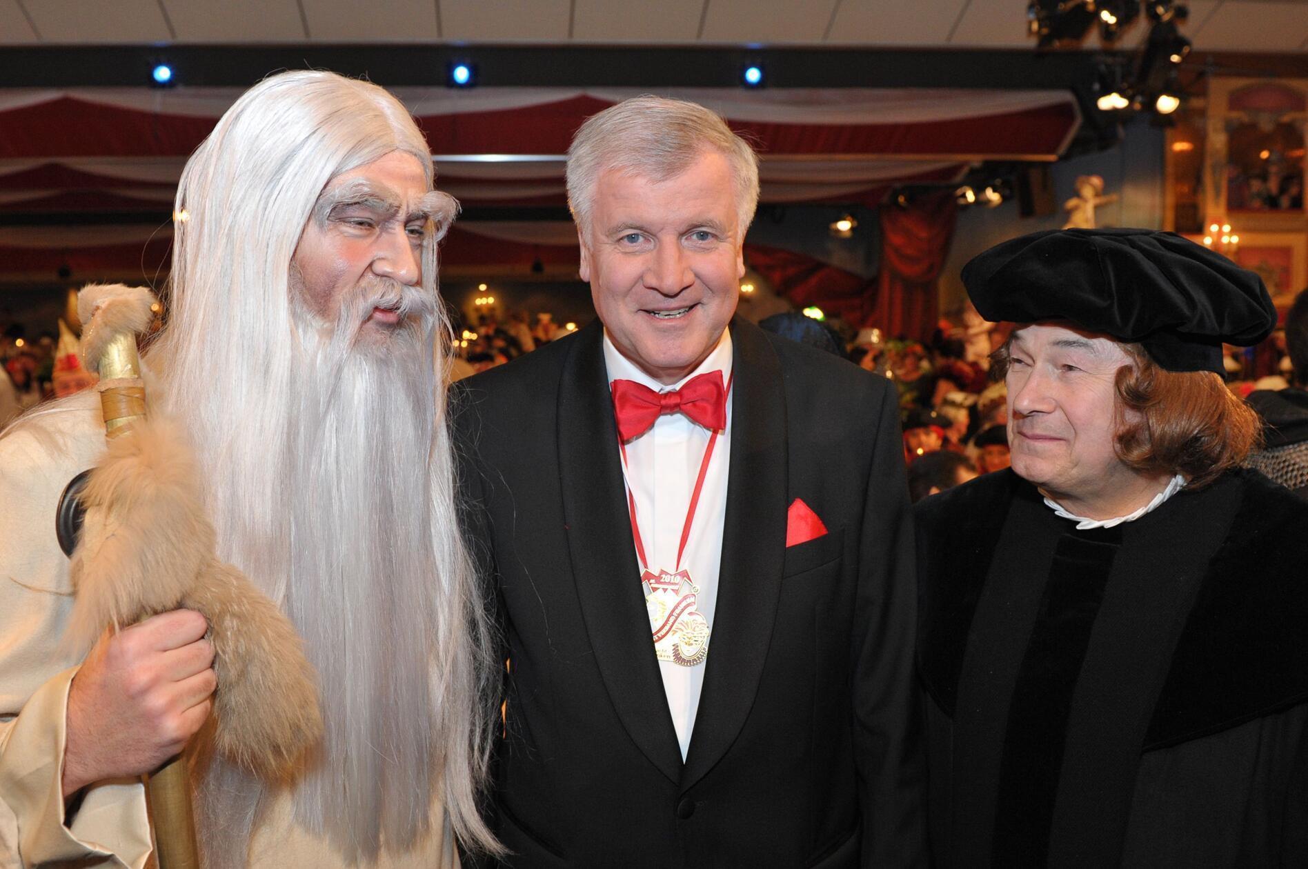 2010 wurde Söder das erste Mal von Maskenbildner Armin Häfner zurecht gemacht. Als Gandalf verkleidet, mit langen weißen Haaren und Gehstock, steht er neben Horst Seehofer und Günther Beckstein.
