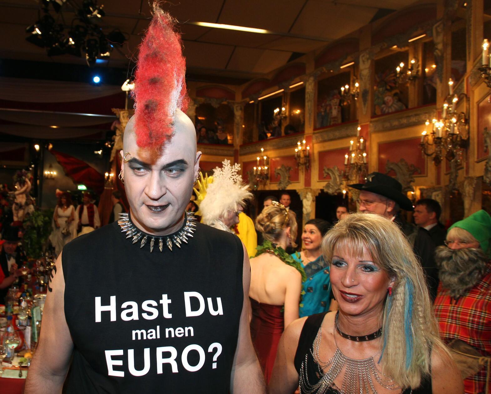 Eine rote Irokesenfrisur, Spike-Halsband und Piercings im Gesicht: So wild bekommt man Markus Söder nur an Fasching zu Gesicht. Verkleidet als Punk besucht er zusammen mit seiner Frau 2012 die "Fastnacht in Franken".