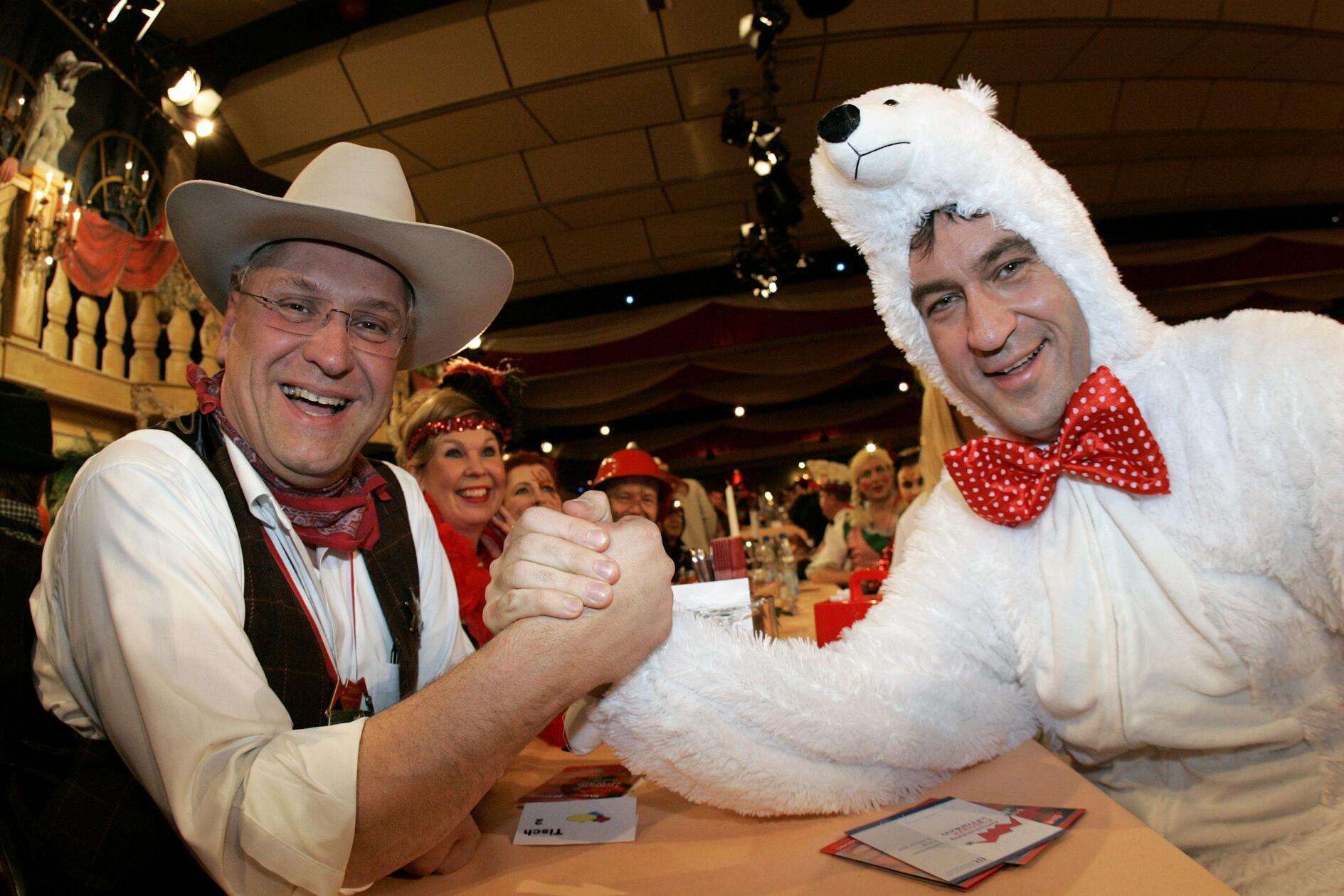 Im Jahr 2009 kommt Markus Söder als Eisbär verkleidet nach Veitshöchheim zur "Fastnacht in Franken".