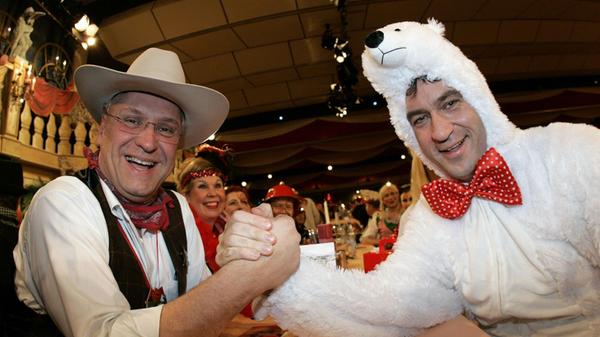Im Jahr 2009 kommt Markus Söder als Eisbär verkleidet nach Veitshöchheim zur "Fastnacht in Franken".