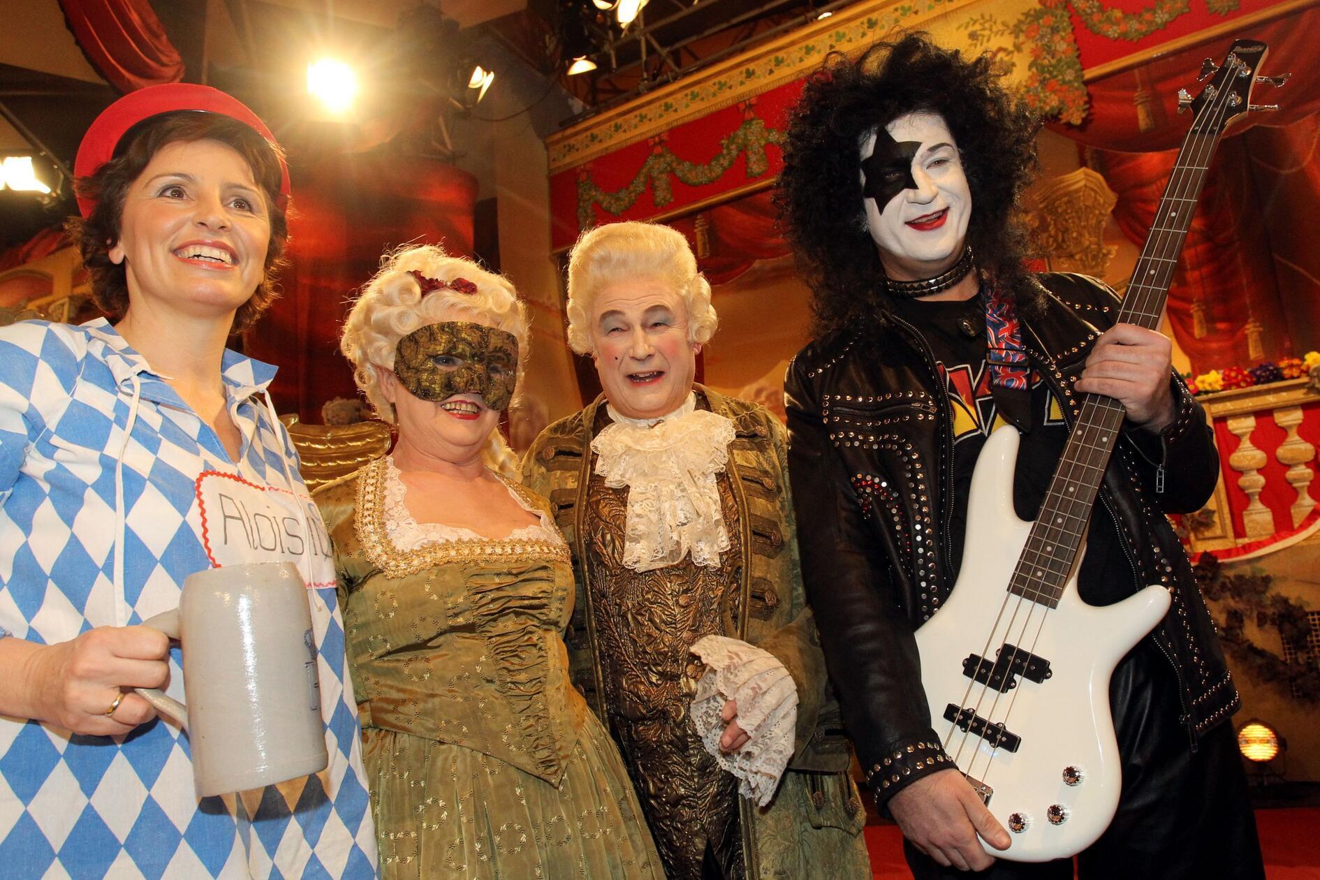 "I was made for lovin"... Fastnacht! Neben dem damaligen bayerischen Ministerpräsidenten Günther Beckstein (zweiter von rechts), dessen Frau Magda (zweite von links) und der damaligen Sozialministerin Christine Haderthauer, posiert Markus Söder als Kiss-Sänger 2011 in Veitshöchheim.