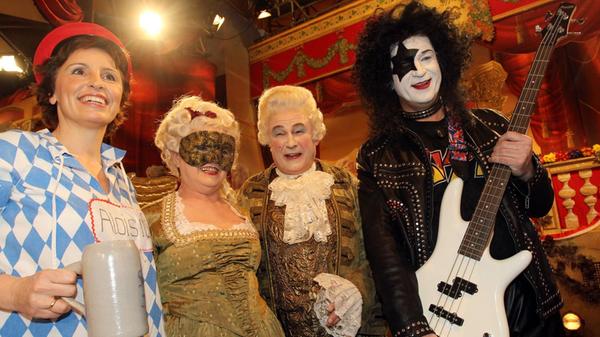 "I was made for lovin"... Fastnacht! Neben dem damaligen bayerischen Ministerpräsidenten Günther Beckstein (zweiter von rechts), dessen Frau Magda (zweite von links) und der damaligen Sozialministerin Christine Haderthauer, posiert Markus Söder als Kiss-Sänger 2011 in Veitshöchheim.