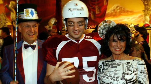 Breit gebaut ist Markus Söder an Fasching 2006. Als American Football-Spieler, steht er zwischen Joachim Hermann und Dagmar Wöhrl.