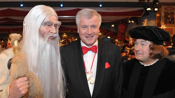 2010 wurde Söder das erste Mal von Maskenbildner Armin Häfner zurecht gemacht. Als Gandalf verkleidet, mit langen weißen Haaren und Gehstock, steht er neben Horst Seehofer und Günther Beckstein.