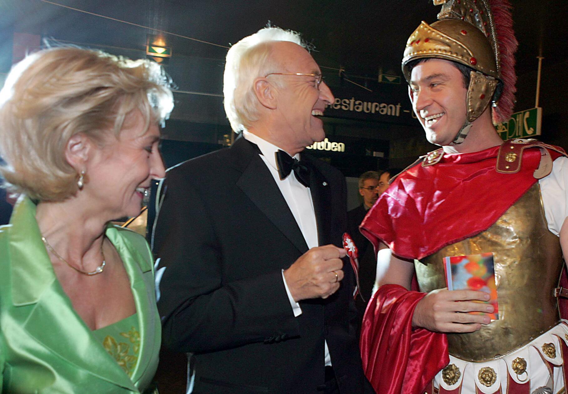 Vor 20 Jahren hat sich Markus als Römer in Schale geworfen und posiert 2005 neben dem damaligen Ministerpräsidenten Edmund Stoiber und seiner Frau bei "Fastnacht in Franken".