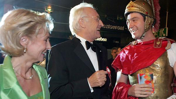 Vor 20 Jahren hat sich Markus als Römer in Schale geworfen und posiert 2005 neben dem damaligen Ministerpräsidenten Edmund Stoiber und seiner Frau bei "Fastnacht in Franken".