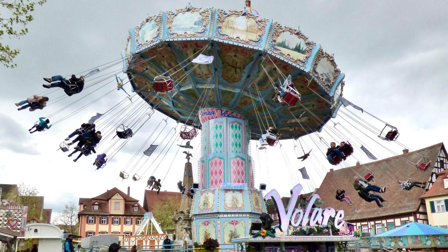 Die Schwabacher Kinderkirchweih auf dem Marktplatz mit ihren Buden und Fahrgeschäften zieht viele Familien an - und ist zugleich eines der ersten Volksfeste rund um den Landkreis Roth (Archivbild). Die Schwabacher Kinderkirchweih auf dem Marktplatz mit ihren Buden und Fahrgeschäften zieht viele Familien an - und ist zugleich eines der ersten Volksfeste rund um den Landkreis Roth (Archivbild).