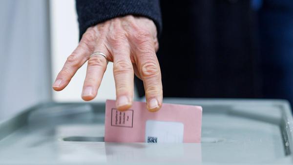 15.02.2025, Nordrhein-Westfalen, Duisburg: Ein Man