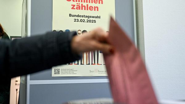 10.02.2025, Hessen, Frankfurt/Main: Eine Frau wirf