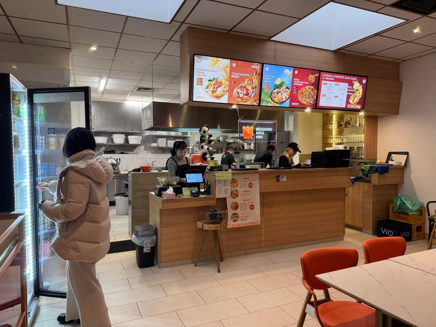 ... und auch chinesische Getränke warten im Kühlschrank ...