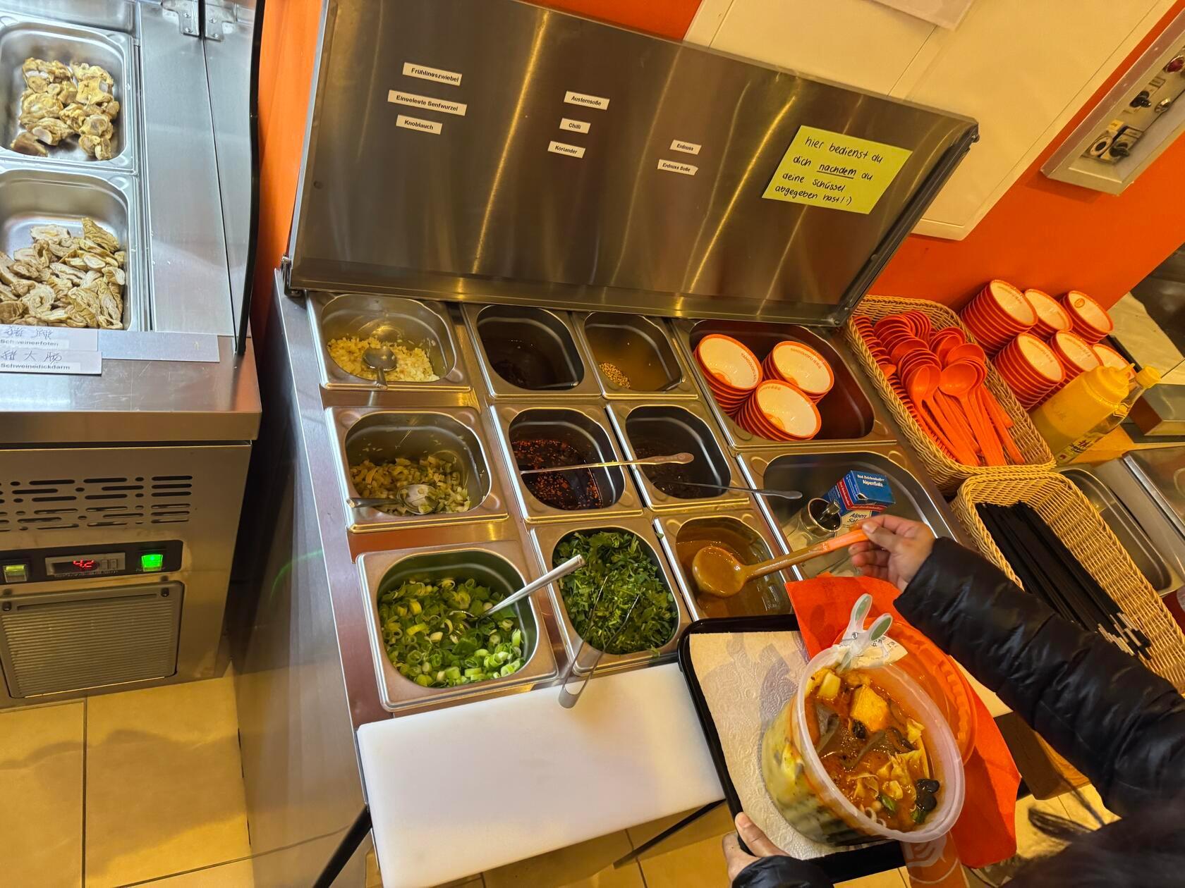 ... die fertige Suppe kann dann noch mit verschiedenen Toppings verfeinert werden ...