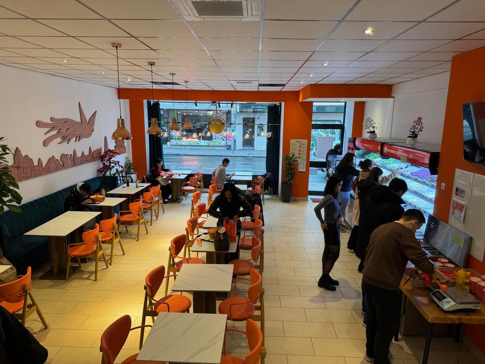 Die Küche und Suppentheke sind ein paar Stufen über dem Speiseraum.