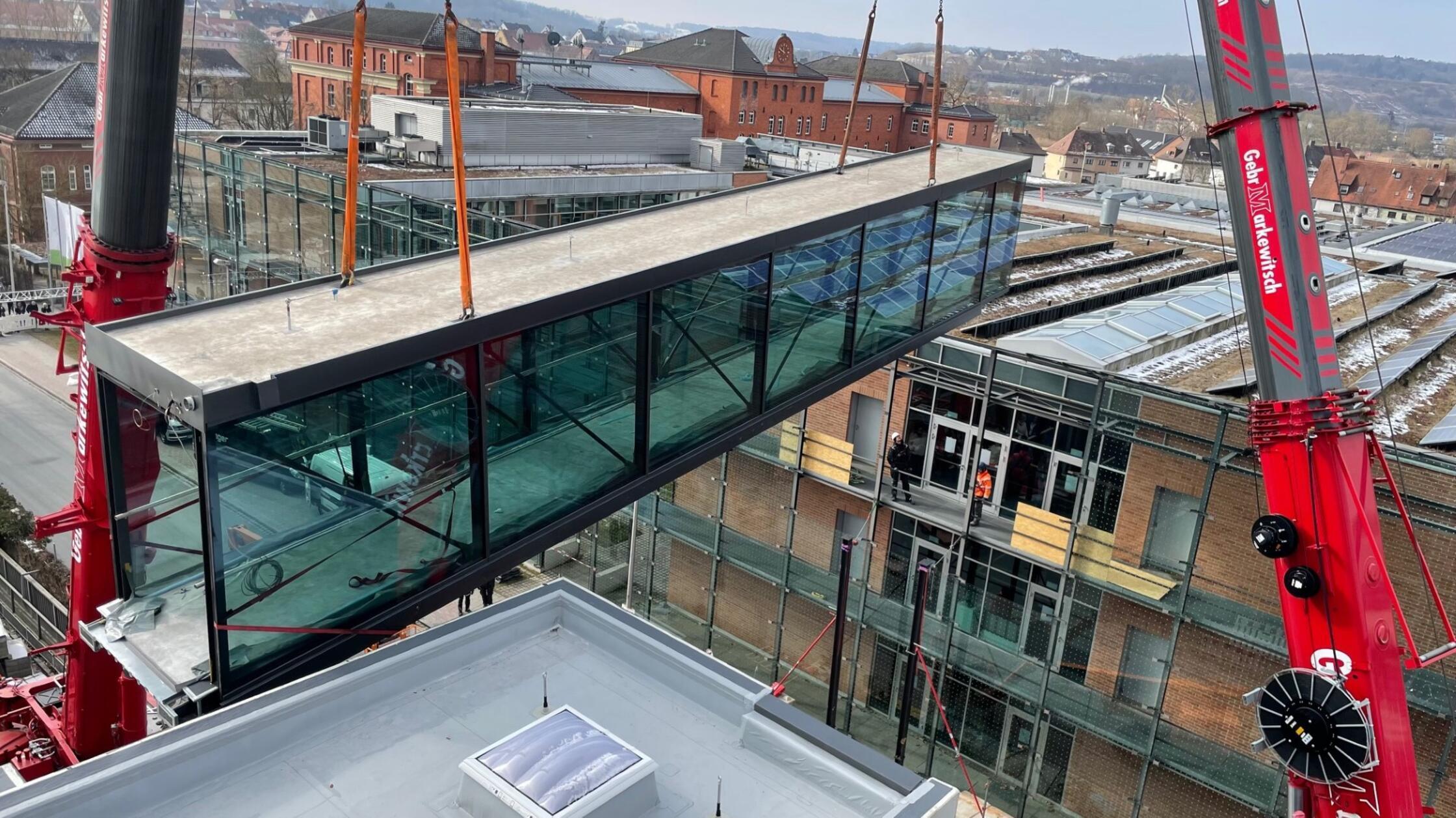 Exklusive Bilder: Gl&auml;serne Br&uuml;cke schwebte zwischen Br&uuml;cken-Center Ansbach und Hochschule