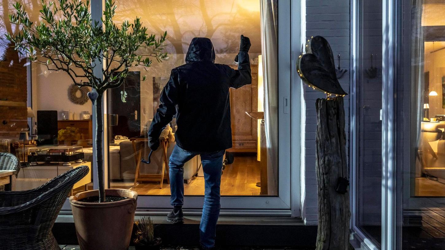 Auf Anweisung der Einsatzzentrale schloss sich die junge Frau bis zum Eintreffen der Polizei im Badezimmer ein. (Symbolbild) Auf Anweisung der Einsatzzentrale schloss sich die junge Frau bis zum Eintreffen der Polizei im Badezimmer ein. (Symbolbild)