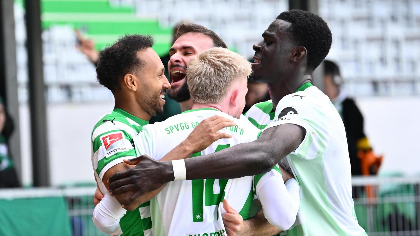 Die Fürther jubeln über das 3:0. Die Fürther jubeln über das 3:0.