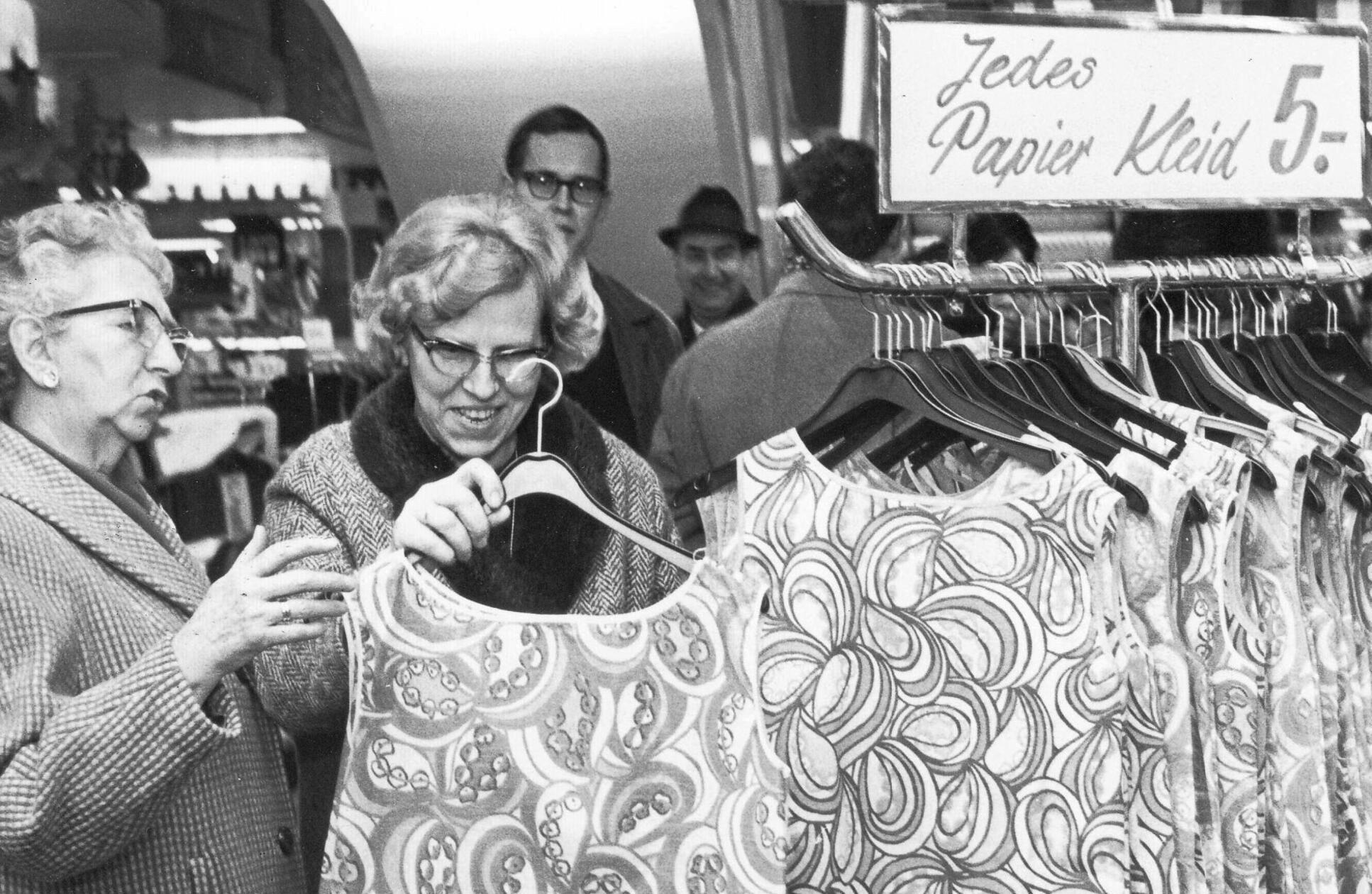 Ein Einweg-Kleid, das man nach dem Picknick, der Party oder dem Bummel einfach wegwerfen kann? Dieser Trend kam im April 1967 aus den USA nach Nürnberg geschwappt. Hauchdünne Minikleider aus Papier gab es nun für fünf Mark in den hiesigen Läden zu kaufen. Sie vertrugen einen Regenguss und konnten bis zu dreimal gewaschen werden. Änderungen konnte man selbst flink mit der Schere vornehmen. Nur beim Bücken oder Springen, sowie bei Umarmungen war Vorsicht geboten. Auch spitze Fingernägel oder Zigarettenglut konnten dazu führen, dass manches Kleid allzu schnell entsorgt werden musste. Man ahnt, warum die Mode sich nicht hielt.