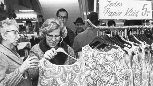 Ein Einweg-Kleid, das man nach dem Picknick, der Party oder dem Bummel einfach wegwerfen kann? Dieser Trend kam im April 1967 aus den USA nach Nürnberg geschwappt. Hauchdünne Minikleider aus Papier gab es nun für fünf Mark in den hiesigen Läden zu kaufen. Sie vertrugen einen Regenguss und konnten bis zu dreimal gewaschen werden. Änderungen konnte man selbst flink mit der Schere vornehmen. Nur beim Bücken oder Springen, sowie bei Umarmungen war Vorsicht geboten. Auch spitze Fingernägel oder Zigarettenglut konnten dazu führen, dass manches Kleid allzu schnell entsorgt werden musste. Man ahnt, warum die Mode sich nicht hielt.